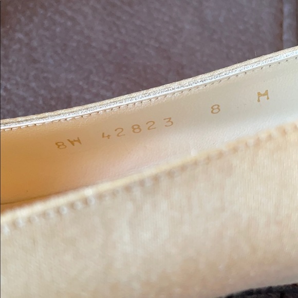 STUART WEITZMAN NWOT Cream Satin Kitten Heels Size 8 - Picture 9 of 10